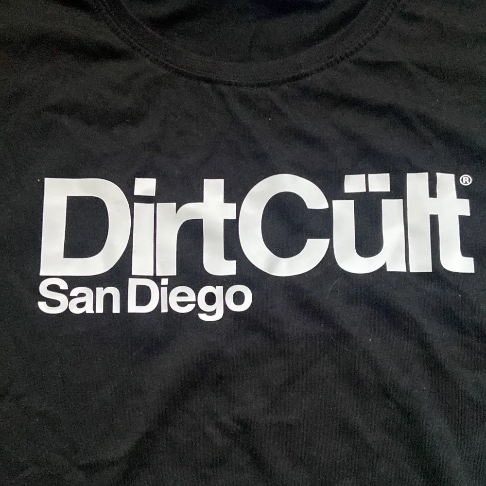 En jätte fin DirtCült t-shirt, aldrig använd💕 Kan skickas med posten och kan mötas upp. T-shirts.