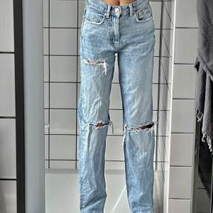Nästintill nya 90s highwaist jeans från Gina! Nypris: 600kr mitt pris: 300kr. Använda någon enstaka gång!💘