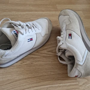 Strl 37 Tommy jeans sneakers  - Tommy jeans mono sneakers white strl 37  r bra skick 
