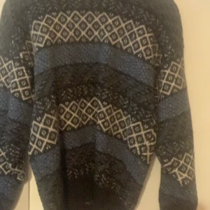 Stickad tröja M - Jag säljer denna stickade tröjan då den väldigt sällan kommer till användning. Tröjan är väldigt varm och sticka tyvärr lite, men det är inget som blir jobbigt. Den är köpt second hand och därmed vet jag inte var den ursprungligen kommer ifrån. Jag är 157cm och brukar ha s, på mig är den lite overzised men det är bara snyggt. Skorv vid intresse eller frågor❤️