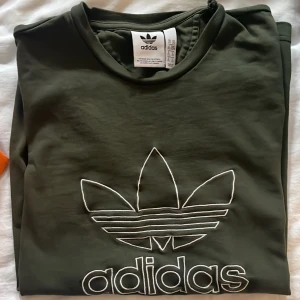 Adidas T-shirt  - T-shirt för killar, st xs
