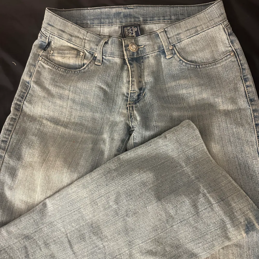  !! Asfina lågmidjade  jeans med stenar på från Victoria beckham  , innerbenslängen är 79 och midjan är 86 💓 ! . Jeans & Byxor.