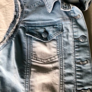 Sleeveless Jean - Kort Jean jacka, aldrig använt 😊