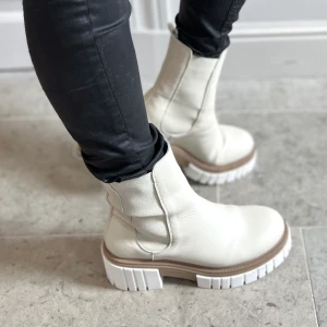 Vamsko Kira 39 - Superfina Boots som är använda enbart en gång. Storlek 39.  Vita, beiga sulor och offwhite/beige skinn.  Köpta för 2299,- 