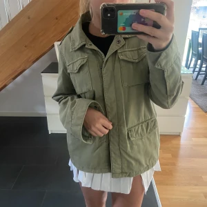 Grön höstkappa - Superfin militärgrön kappa från Esprit! Köpt förra hösten men väldigt sparsamt använd, väldigt bra skick! Nypris var 1100kr när jag köpte den! Säljs inte längre. Super populär modell och perfekt till hösten!💕