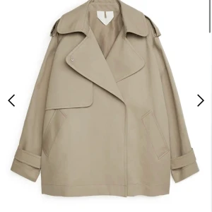 Arket Trenchcoat beige SLUTSÅLD - Använd, strl 36 SLUTSÅLD