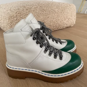 Prada boots 38.5 - Äkta Prada boots köpta på Saks i New York för 4500kr. Skorna är i nyskick, har använts två gånger. Kartong kan skickas med om de önskas. Pris kan diskuteras vid snabb affär. 
