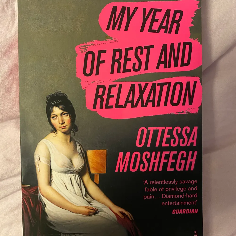 Boken ”My year of rest and relaxation” Fint begagnat skick men några sidor i mitten är lite böjda Säljs då jag inte tyckte om boken. Övrigt.