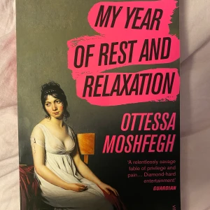 Bok - Boken ”My year of rest and relaxation” Fint begagnat skick men några sidor i mitten är lite böjda Säljs då jag inte tyckte om boken