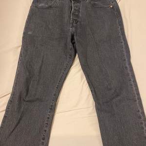 Hej! Säljer ett nice par Levi’s 501 jeans i grå tvätt. Storlek 32W 32L som sitter true to size. De är använda men har inga skador.