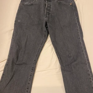 Levi’s 501 - Hej! Säljer ett nice par Levi’s 501 jeans i grå tvätt. Storlek 32W 32L som sitter true to size. De är använda men har inga skador.