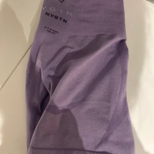 Nvgtn contour shorts  - Lilac. Nya med tag. Strl xs men passar s också.