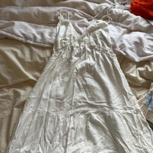 Långklänning öppen rygg - Jättefin långklänning med öppen rygg, fint material och så fin!!!!  Från bershka, använd 1 gång i somras! 