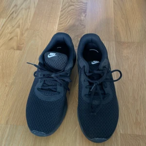 Nike  - Helsvarta Nike i bra skick