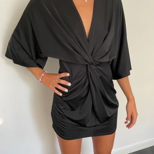 Svart klänning från Boohoo - En sjukt snygg klänning från Boohoo som dessvärre är för kort för mig. Personen på bilden är 168cm lång och bär Strl S | 36 | UK 8