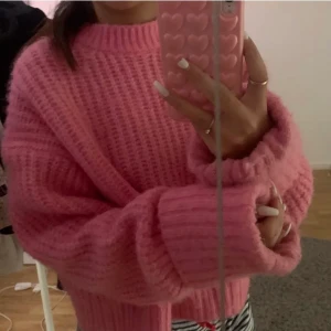 Stickat - Säljer denna super söta stickade tröjan från Zara. Nyskick. Köpte den för 500kr💓 Hade kunnat sälja till någon snabbt utan budgivning om du kontaktar mig! 