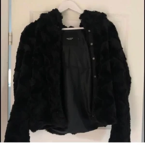 Tunn pälsjacka - Super mysig pälsjacka (såklart inte riktig päls) Endast använd ytterst få gånger. 💗
