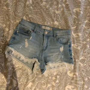 Jeans shorts  - Fina jeans shorts använda en del men är som nya.