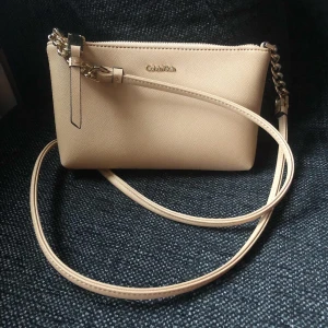 Calvin Klein väska - Beige väska från Calvin Klein, köpt i USA. Nyskick och knappt använd.