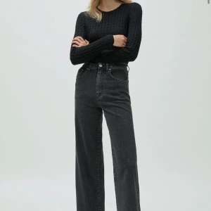 Toteme flare jeans - Säljer mina Toteme jeans i svart/grå tvätt. Superfina och sitter som en smäck Har ett litet Jack under knät, jag har lagat detta och det syns inte❤️ Nypris 2400 Storlek 24