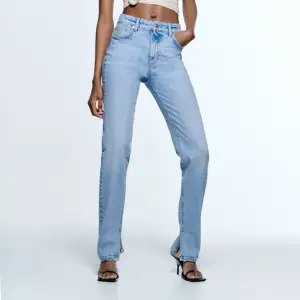Jeans med slits från zara i storlek 34. Knappt använda! Första bilden visar ungefär hur de ser ut, färgen är bara lite annorlunda i verkligheten.