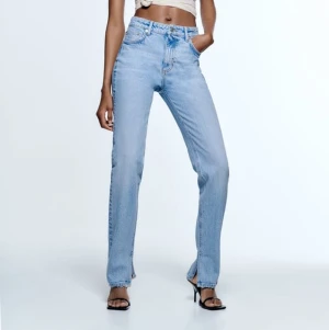 Zara jeans - Jeans med slits från zara i storlek 34. Knappt använda! Första bilden visar ungefär hur de ser ut, färgen är bara lite annorlunda i verkligheten.