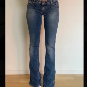 Miss Sixty Jeans  - Sjukt snygga vintage miss sixty jeans. Säljs för 500kr + frakt💞 Innebenslängd 84cm  Midjemått ca 66 cm