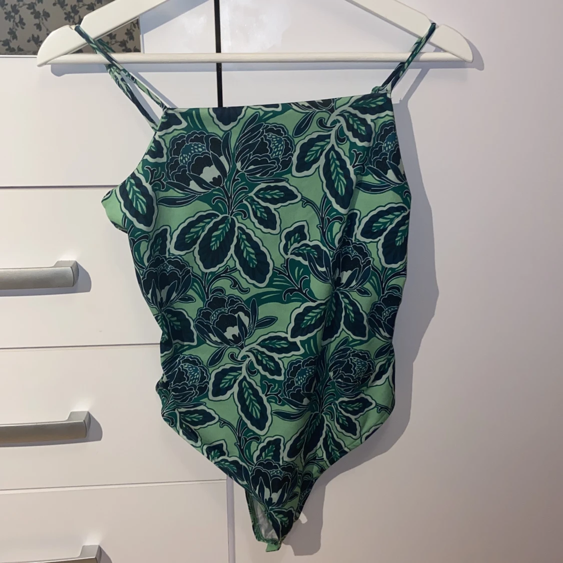 Växtmönstrad body från BikBok