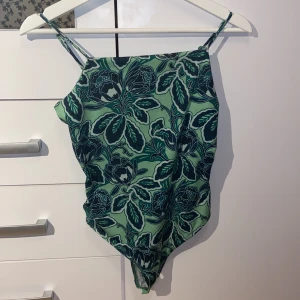Växtmönstrad body från BikBok - Säljer denna fina body från BikBok då den inte kommer till användning✨