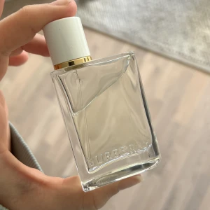 Burberry Her - Burberry her EdT. Supergod och fräsch men måste göra mig av med lite parfymer :)
