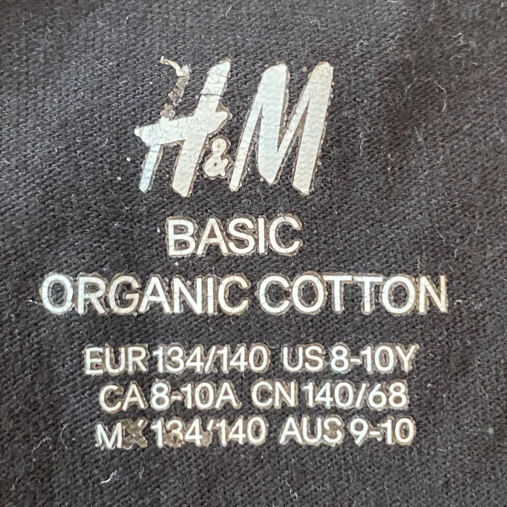 Vanlig linne från H&M. Jag har inte använt detta linne vad jag vet och inga defekter. Bara skriva om ni har fler frågor😉 detta linne är i barn storlek 134/140. Toppar.