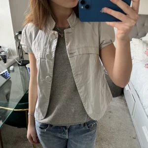 Jacka💞 - Så fin kortärmad jacka som passar till allt både att klä upp och klä ner💞står storlek m men skulle säga att den är liten i storleken 