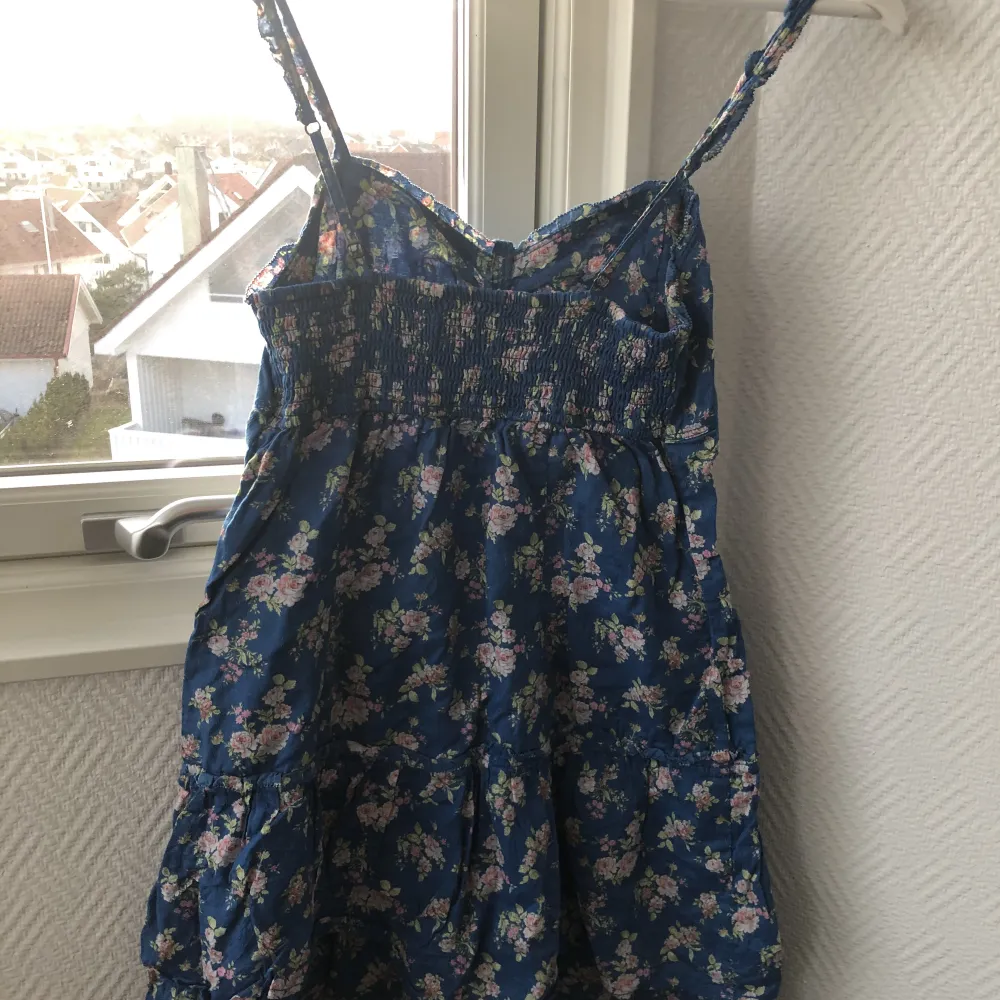 Blommig, blå sommarklänning från Abercrombie&Fitch. Gott skick och kvalitet. Mer färgglad än visat på bild, ljus/medium blå.. Mekot.