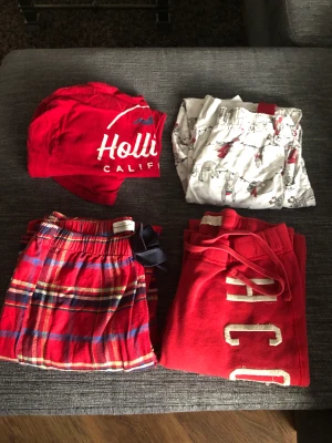 Pyjamas set/Hollister - Tre pyjamasbyxor och en pyjamastopp från Hollister och Abercrombie&Fitch i juligt tema. Använda men i gott skick.   Alla för 150kr eller 50kr/styck  Alla plagg är i XS