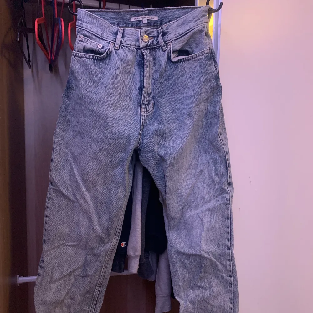 Har 4 par av dessa, 3 i storlek M och ett par i strl S, de har raka ben och längden passar mig som är 176 cm. Jeans & Byxor.