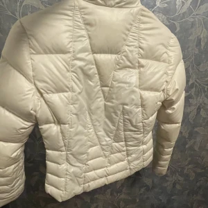 Moncler jacka  - Jättefin vit dunjacka! Äkta men har tyvärr inget äkthetsbevis då den är köpt för ett tag sen. Välanvänd så därav några tecken på användning (kom privat om vid önskemål om bilder). Priset är diskuterbart. Storlek S ganska liten i storleken.  