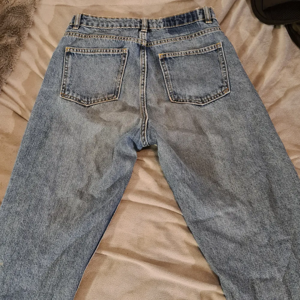 Inga deffekter vad jag kan se men jag köpte dem inte så vet inte hur de var från början. Jeans & Byxor.