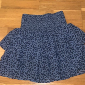 Kjol - Säljer denna super fina blå skjolen använde en gång innan och ör k storlek 158/164 funkar för mig som vanligtvis har xs/s 