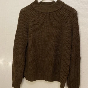 Brun polotröja - Brun stickad polotröja, bra skick men finns tecken på användning (lite nopprig). Väldigt skön å varm! Skriv pm för fler frågor💛