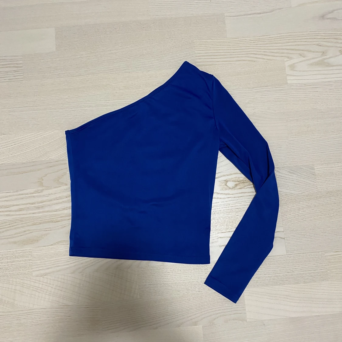 En ärmad blå tröja - 90