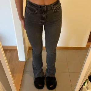 Zara jeans - Gråa jeans från Zara i storlek 34 med slits nertill. Avklippta lite nertill, jag är 166cm lång för referens.