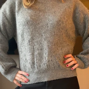 Stickad tröja  - En supermysig grå stickad tröja med glitter detaljer. Bra skick😊