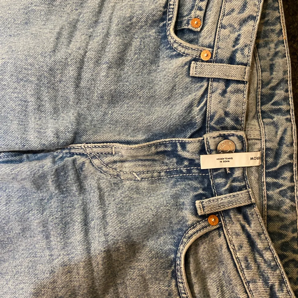 Säljer min Weekday jeans! Dom är i fint skick och sparsamt använda. Nypris ca 500kr 💗 Du står för frakten . Jeans & Byxor.
