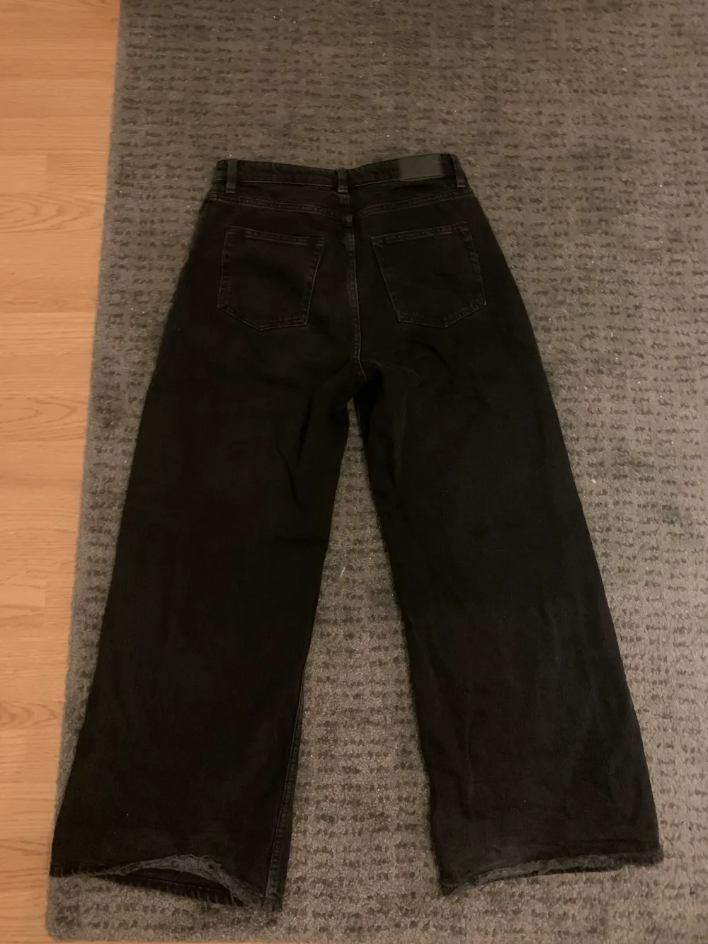 Svarta jeans till pris som är diskuterbart. Är lite slitna vid hälarna men det går att klippa bort :) De är i väldigt bra skick och ser nästan ut som nya. . Jeans & Byxor.