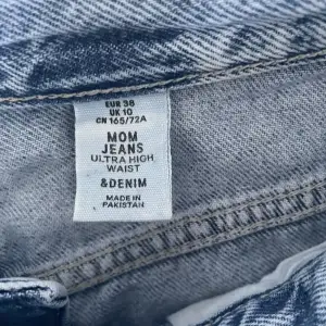 Ett par ultra high waist mom jeans i storlek 38 från h&m. Kommer med ett bälte som också är gjort av ”jeans” material. Ganska tunna så väldigt bra för sommar! Kontakta mig om du vill mötas upp! 