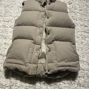 Beige fina väst  - Jag säljer nu min brun beiga väst för den inte kommer till användning längre 