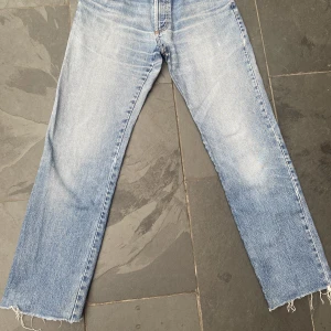 Gant jeans straight fit. - Blåa gant jeans med straight fit passform. Står storlek 34/36 men passar mig hyfsat som brukar ha 32/34 klippta längst ner. Helt okej skick. Trashy look