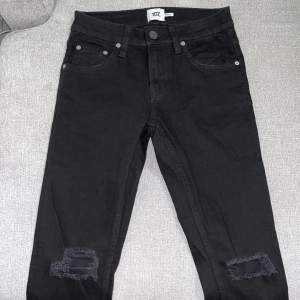 Svart jeans från lager157 med slitning/hål på knäna. Aldrig använda🖤