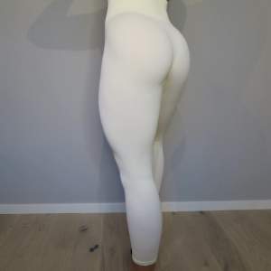 Krämvita tights i storlek M.   Aldrig använda, endast testade för bilden.   Hämtas i Lund eller skickas om köparen står för frakten 😄