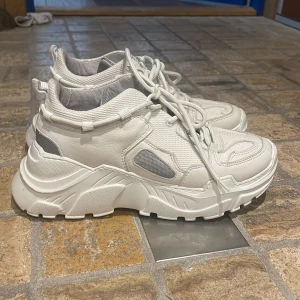 Pavement skor - Storlek 39, nästintill oanvända. Köparen står för frakten själv, kan mötas upp i Göteborg!